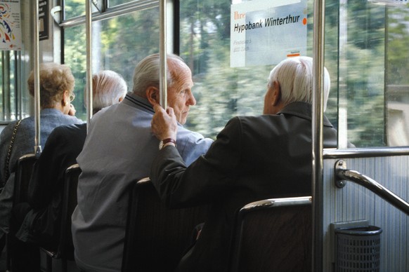 Dieses Bild wird es bald nicht mehr geben: Rentner, die zu Stosszeiten das Tram vollstopfen.