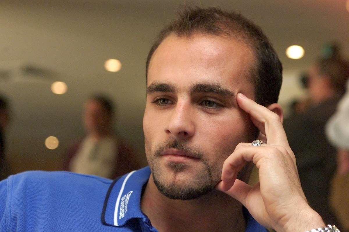 Le joueur de l'equipe Suisse de football Giorgio Contini repond au questions des journalistes, ce mardi 27 fevrier 2001 a Larnaka, Chypre, en vue du match amical contre la Pologne de mercredi. (K ...