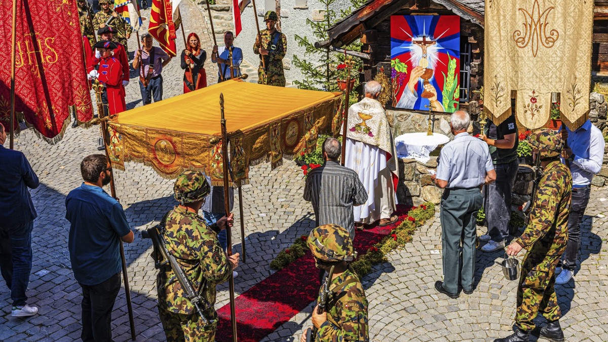 Sturmgewehre-an-Fronleichnam-Armee-r-ffelt-Walliser-Gemeinden
