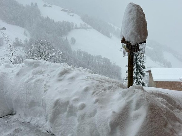 Schnee im Serntal im Kanton Glarus