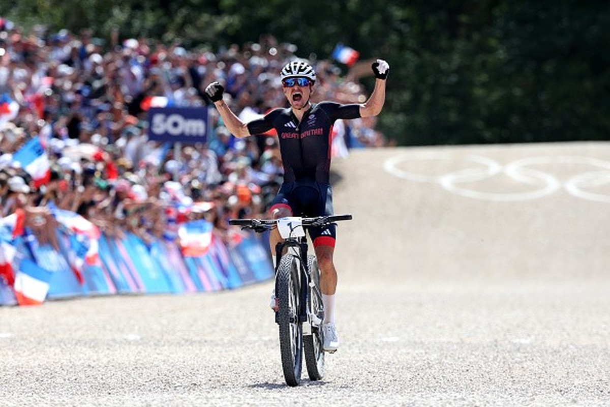 Tom Pidcock éructe après son titre aux JO de Paris, sur son vélo VTT.