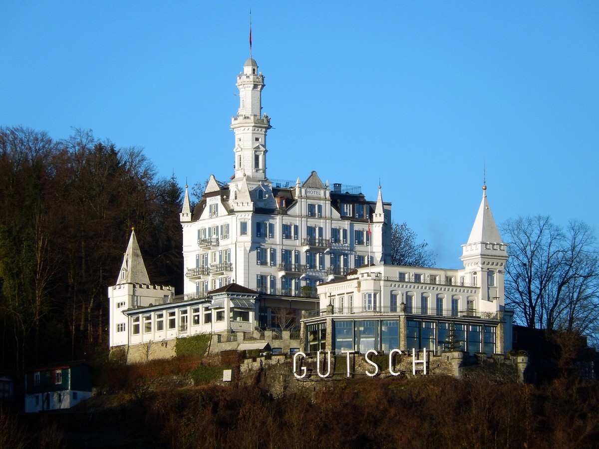 Technik und Zivilisation kraftvoll im Vormarsch, der Hotelbau hingegen romantisierend. Das Schlosshotel Château Gütsch in Luzern, erbaut 1888, erhält seine heutige Gestalt 1901.
https://de.wikipedia.o ...