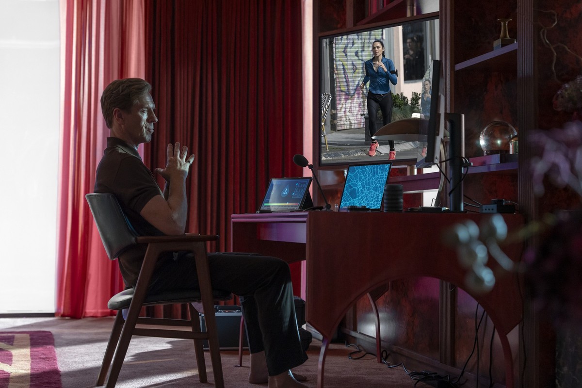 Le méchant (Damian Lewis) n’a besoin que de son ordinateur pour hacker les caméras en 4K de la ville.