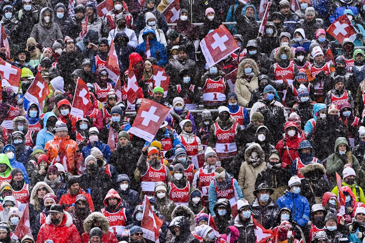 epa09675581 Supporters cheer during the second run of the Men's Slalom race at the FIS Alpine Skiing World Cup in Adelboden, Switzerland, 09 January 2022. EPA/JEAN-CHRISTOPHE BOTT