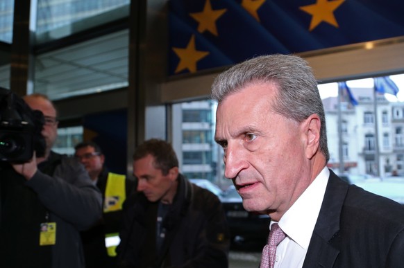 Der abtretende EU-Energiekommissar Günther Oettinger freut sich über den Erfolg.