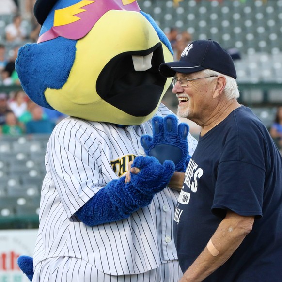 06.09.2015

IMAGO Bildnummer: 0020997719

4451x3648 Pixel

IMAGO / ZUMA Wire

Sept. 6, 2015 - Trenton, New Jersey, U.S - Retired Yankees pitcher FRITZ PETERSON makes a public appearance and signs auto ...