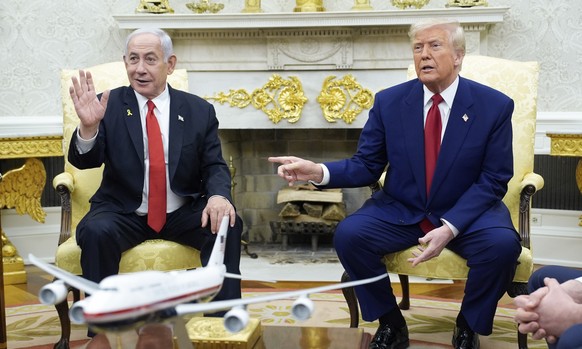 epa12016869 US President Donald Trump (R) meets with Prime Minister Benjamin Netanyahu (L) of Israel in the Oval Office of the White House in Washington, DC, USA, 07 April 2025. EPA/YURI GRIPAS / POOL