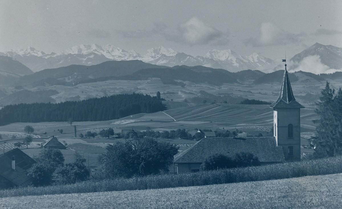 L’église de Heimenschwand avec vue sur les Alpes bernoises, vers 1920.