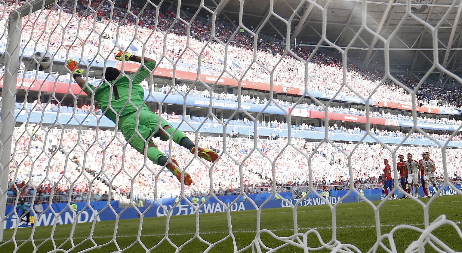 Da fliegt die Kugel ins Netz! Roma-Star Kolarov schiesst Serbien herrlich zum Sieg gegen Costa Rica.