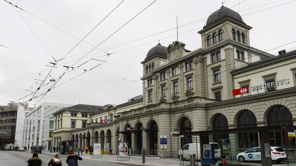 Der Bahnhof der Stadt Winterthur, aufgenommen am Mittwoch, 20. November 2013. Winterthur hat mit finanziellen Problemen zu kaempfen. Die Stadt budgetierte urspruenglich schwarze Zahlen. Das Blatt hat  ...