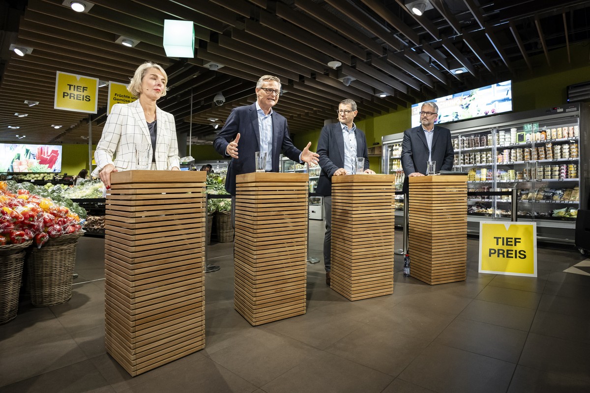 Mario Irminger, Praesident der Generaldirektion des Migros-Genossenschafts-Bundes, 2. links, spricht neben Ursula Nold, Verwaltungsratspraesidentin Migros-Genossenschafts-Bund, Guido Rast, Praesident  ...
