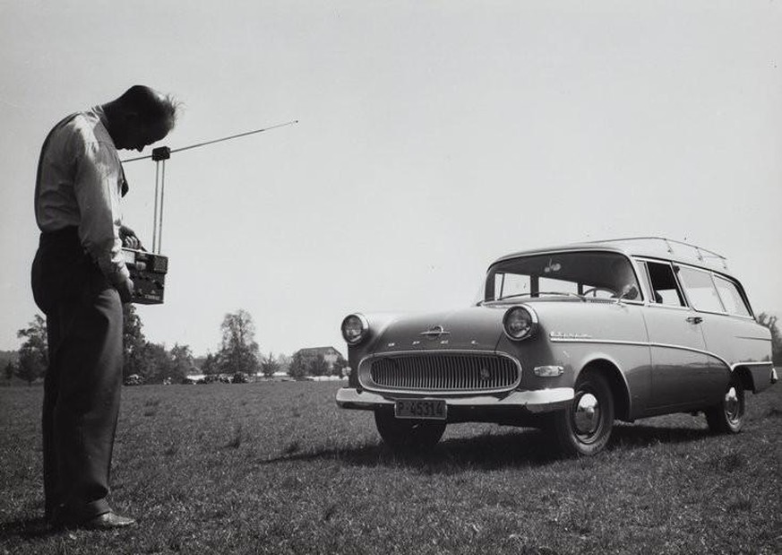Auch Automotoren konnten Radiosignale stören. Kontrolle des Störvermögens eines Motorfahrzeuges der PTT mit dem Feldstärke-Messgerät, 1960.