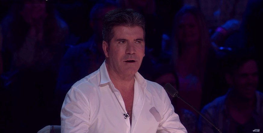 Simon Cowell schaut so schlau wie ein Butterbrot? Das heisst natürlich, der Hund ist Teil einer Talentshow!