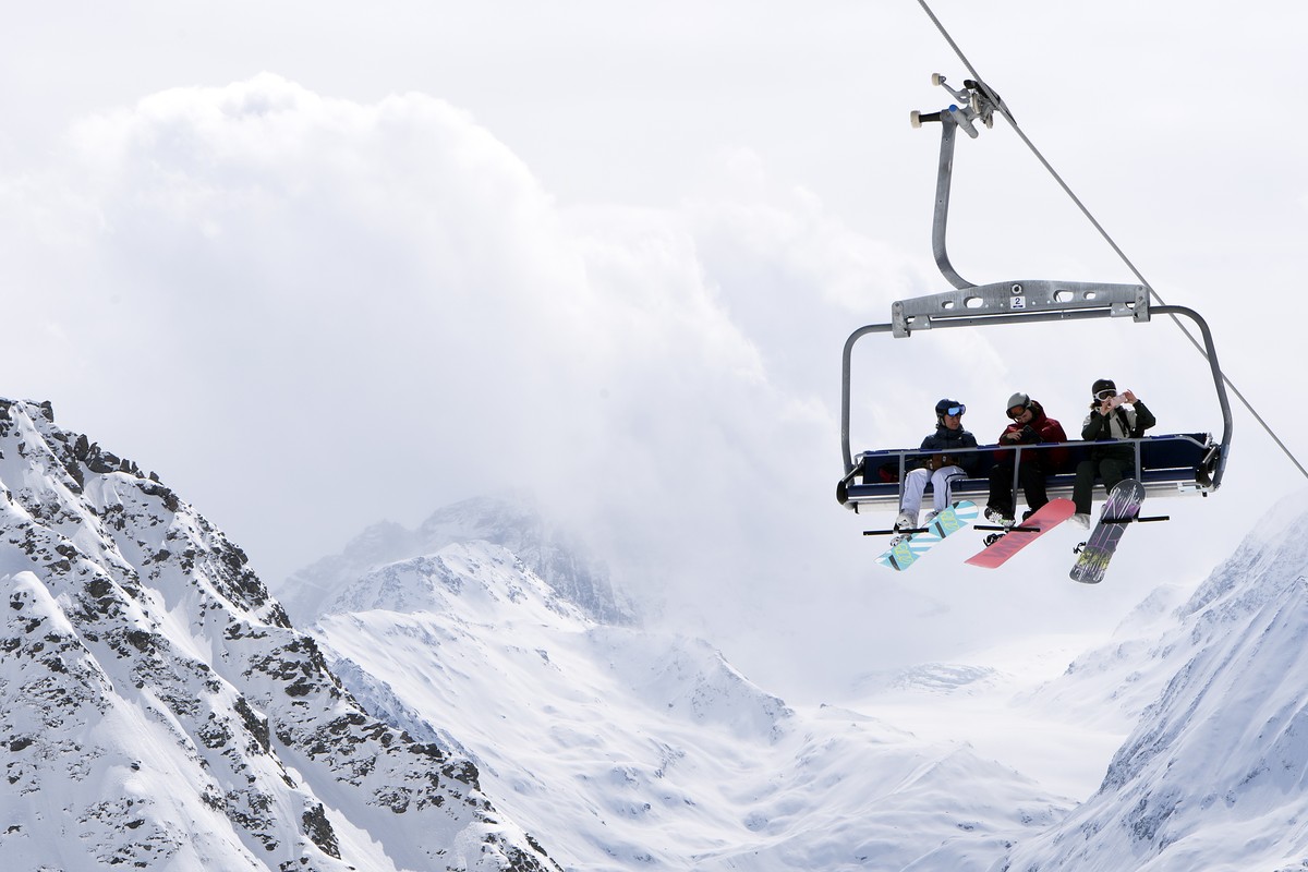 People on a chairlift enjoy the good condition on the Verbier's slopes in Verbier, Switzerland, this Friday, March 30, 2018. (KEYSTONE/Anthony Anex)