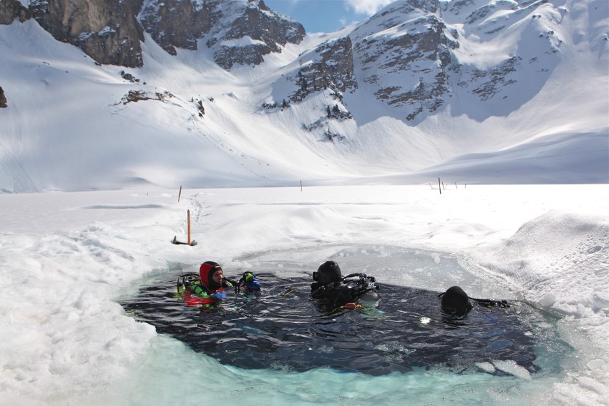 Plongee sous glace au Lac Lioson Rauszeit Things to do im Winter