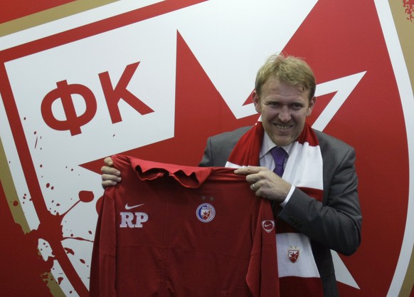 ARCHIVBILD ZUM KEYSTONE-SDA-TEXT ZUM ZERFALL DER JUGOSLAWISCHEN NATIONALMANNSCHAFT 1992 --- Newly appointed Red Star Belgrade soccer club Coach Robert Prosinecki poses for photographers in Belgrade, S ...