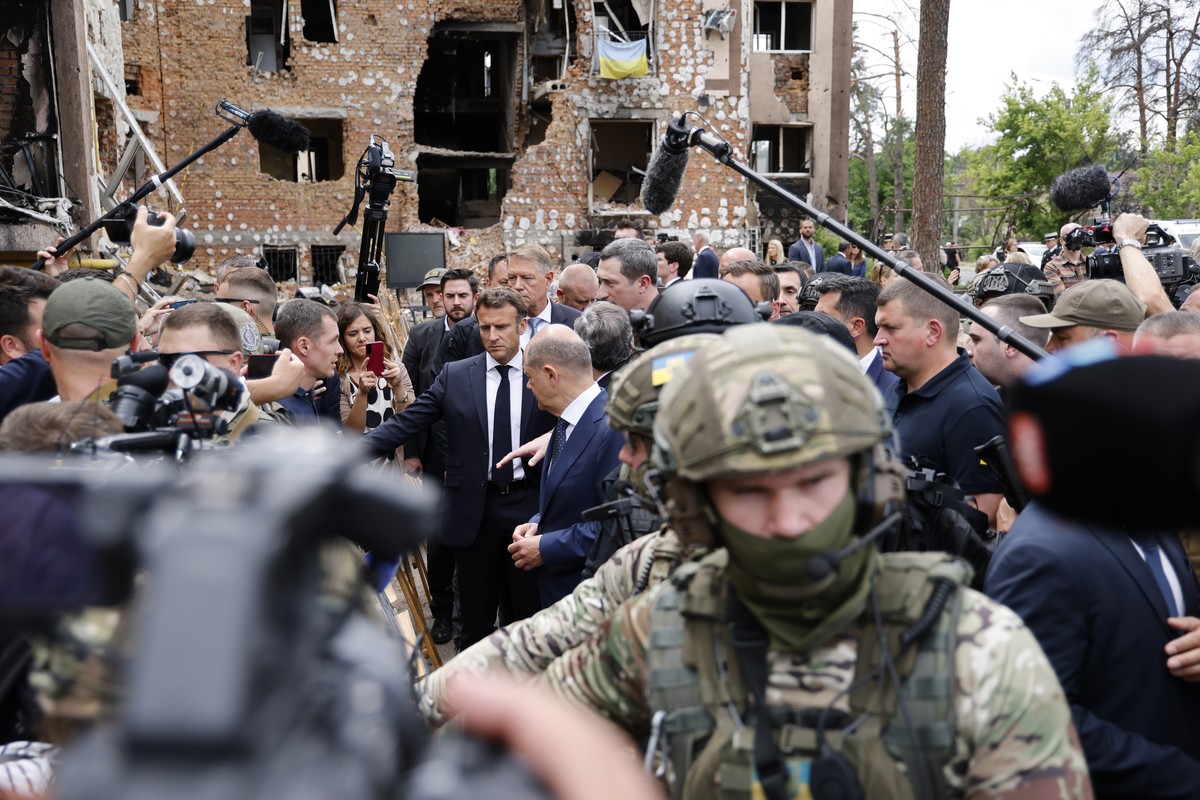 epa10015646 French President Emmanuel Macron (C), German Chancellor Olaf Scholz (C-R) and Romanian President Klaus Iohannis (C-2nd row) visit Irpin, Ukraine, 16 June 2022. French President Emmanuel Ma ...