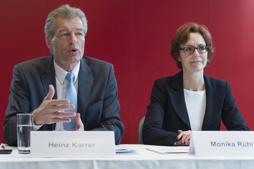 Heinz Karrer, Praesident economiesuisse, links, und Monika Ruehl, Vorsitzende der Geschaeftsleitung, rechts, aeussern sich zu wichtigen Weichenstellungen an der Jahresmedienkonferenz des Wirtschaftsve ...