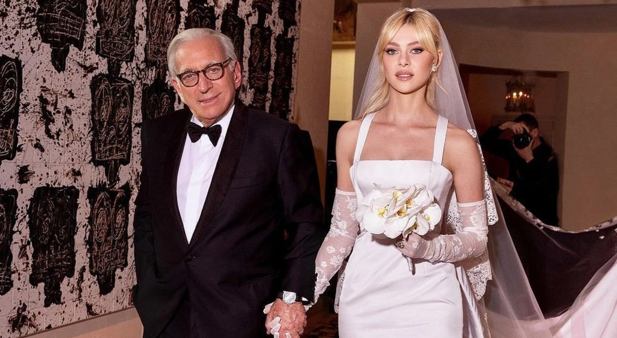 Neslon, le papa milliardaire mécontent de l'organisation du mariage, et sa fille Nicola.