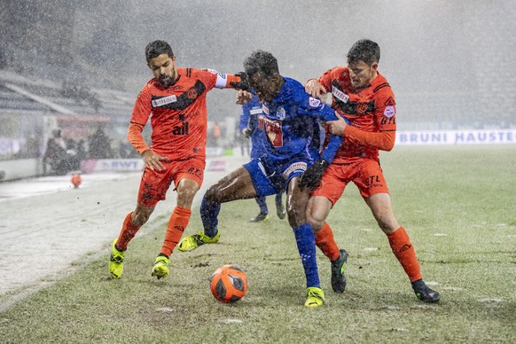 Jonathan Sabbatini, links, und Adrian Guerrero, rechts, von Lugano im Spiel gegen Ibrahima Ndiaye, Mitte, von Luzern beim Super League Meisterschaftsspiel zwischen dem FC Luzern und dem FC Lugano vom  ...