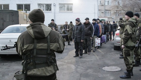 Ukrainische Soldaten vor dem Austausch.