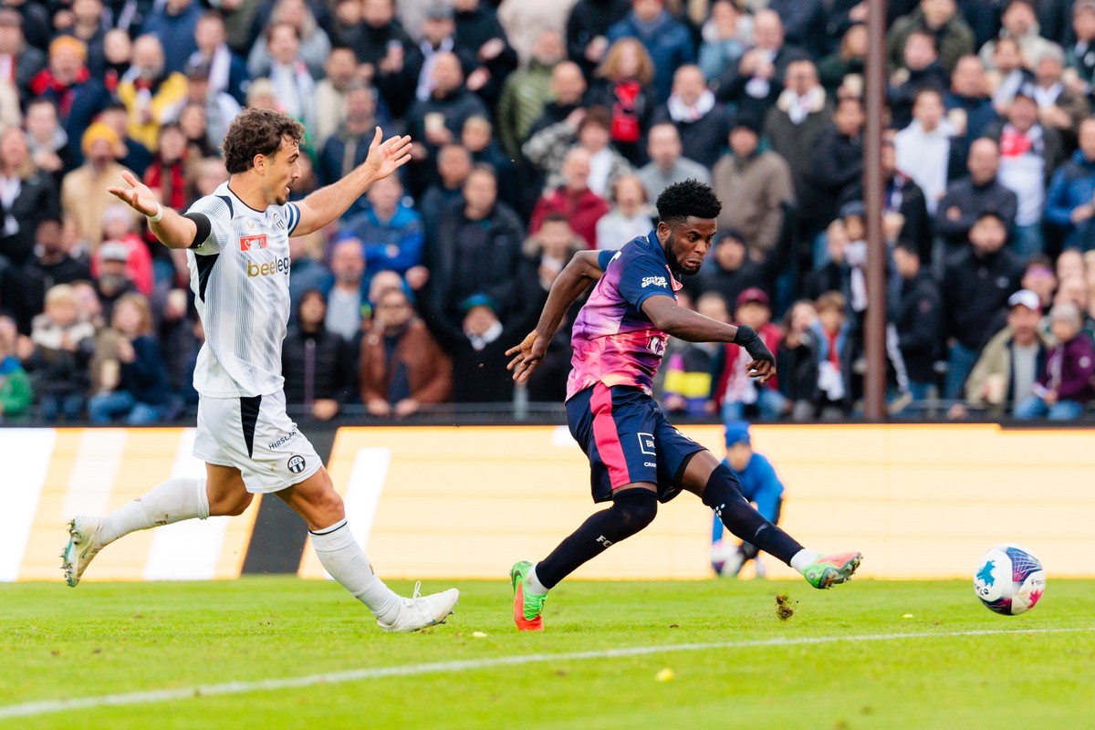 Daniel Afriyie (FCA), rechts, erzielt das Tor zum 1:0 gegen Lindrit Kamberi (FCZ) im Fussball Schweizer Cup Spiel zwischen dem FC Aarau, FCA, und dem FC Zuerich, FCZ, am Sonntag, 18. Oktober 2026 im S ...