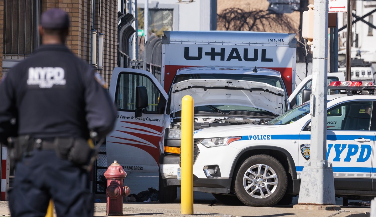 Des policiers ont tenté d'arrêter la camionnette folle, qui a continué sa course à travers deux quartiers de Brooklyn.