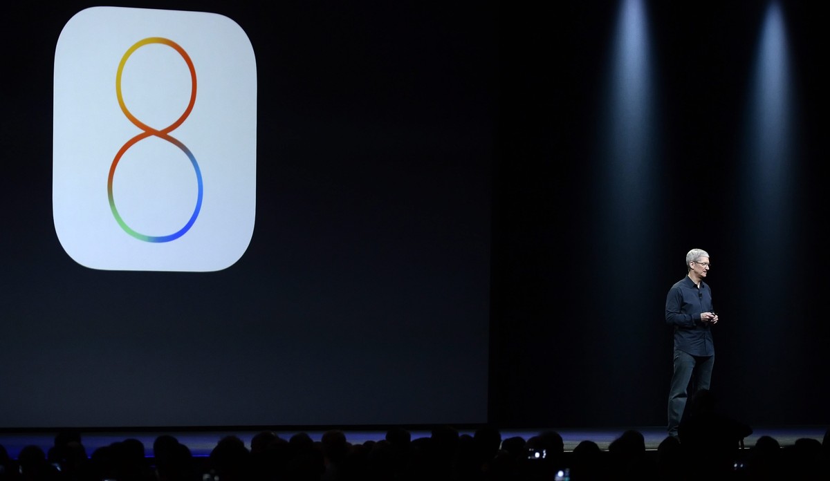 Apple-CEO Tim Cook präsentiert die Software-Version 8.0.1.