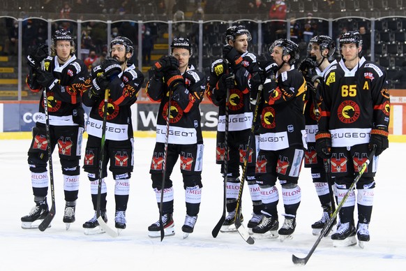 SC Bern Spieler reagiert nach der Niederlage 1-4 nach dem Eishockey Meisterschaftsspiel der National League zwischen dem SC Bern und Geneve-Servette HC, am Samstag, 15. Januar 2022, in der Postfinance ...