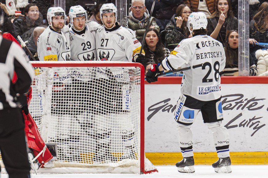 Jakob Lilja (HCFG), 2e gauche, celebre son but avec ses coequipiers lors du match du championnat suisse de hockey sur glace de National League entre Lausanne HC, LHC, et le HC Fribourg-Gotteron, HCFG, ...