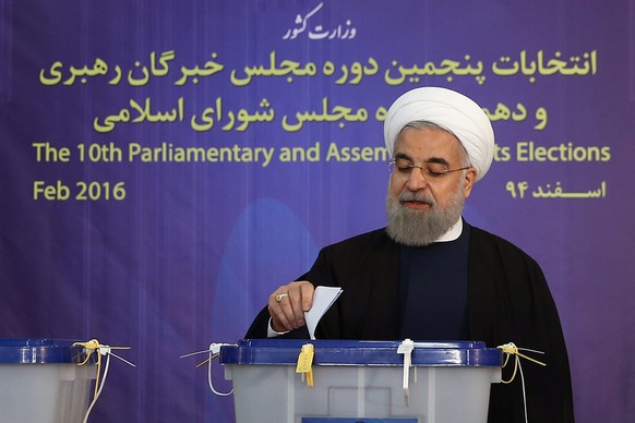 Präsident Ruhani gibt seine Stimme ab.