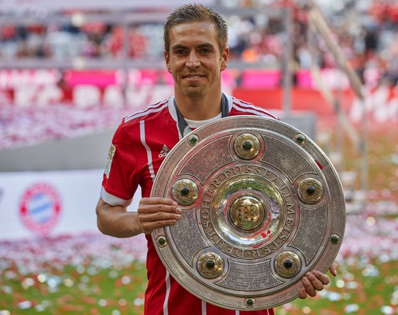 Muenchen, Deutschland, 20.05.2017, Bundesliga 34. Spieltag, FC Bayern Muenchen - Club Freiburg, Philipp Lahm (FCB) mit der Meisterschale ( DeFodi501
Munich Germany 20 05 2017 Bundesliga 34 Matchday ...