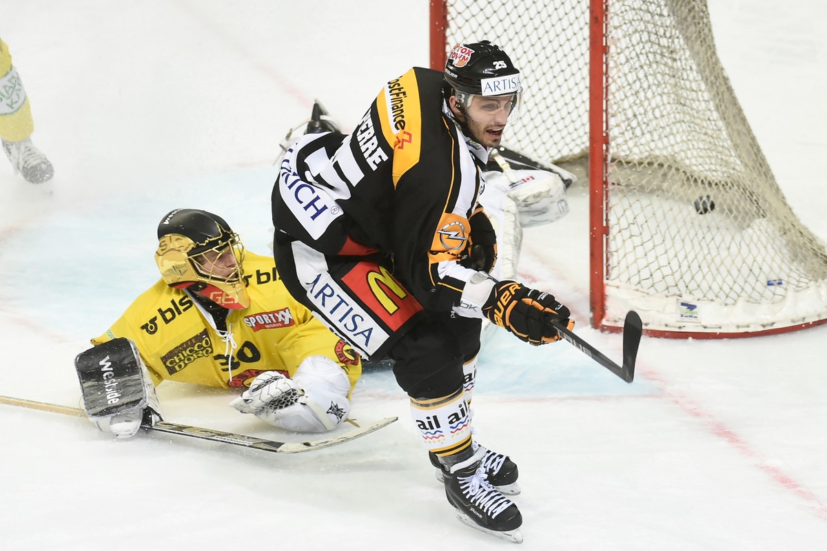 Lugano's player Maxim Lapierre scores the 1-1 goal, during the preliminary round game of National League A (NLA) Swiss Championship 2016/17 between HC Lugano and SC Bern, at the ice stadium Reseg ...