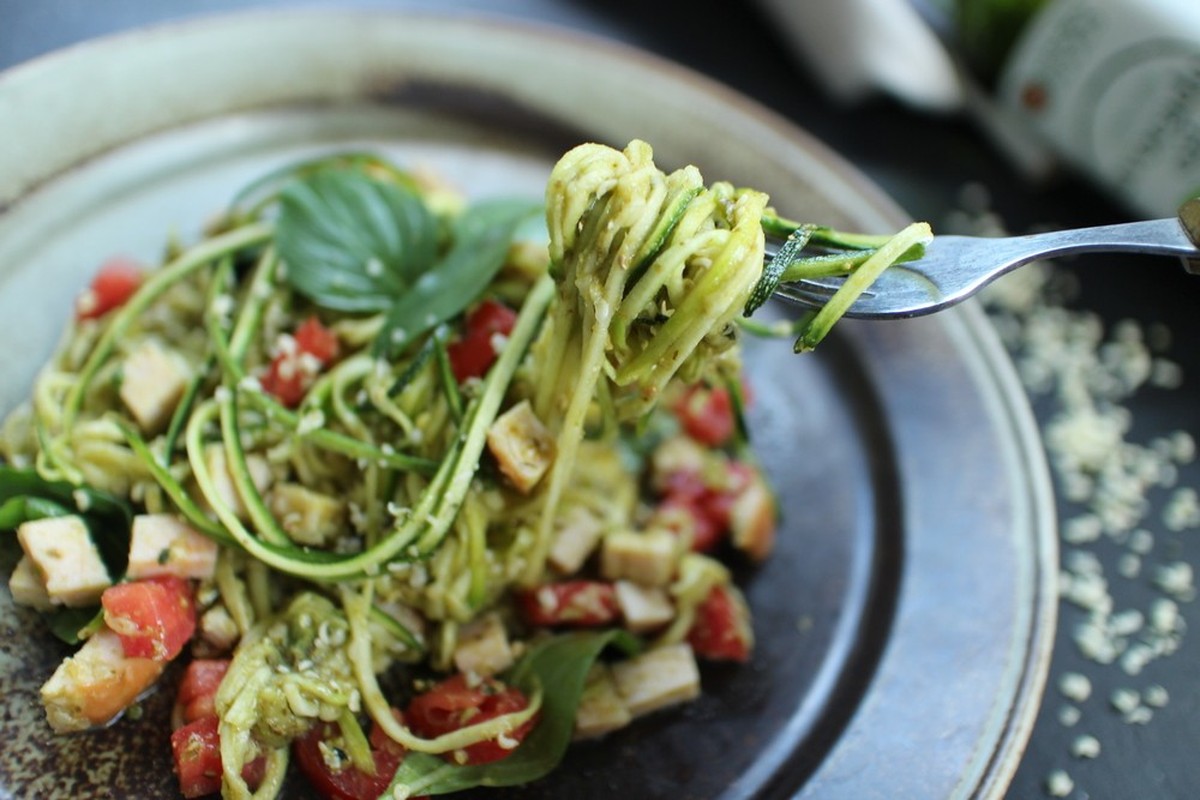 zoodles nudeln aus zucchini pasta spaghetti raw food low carb essen kochen