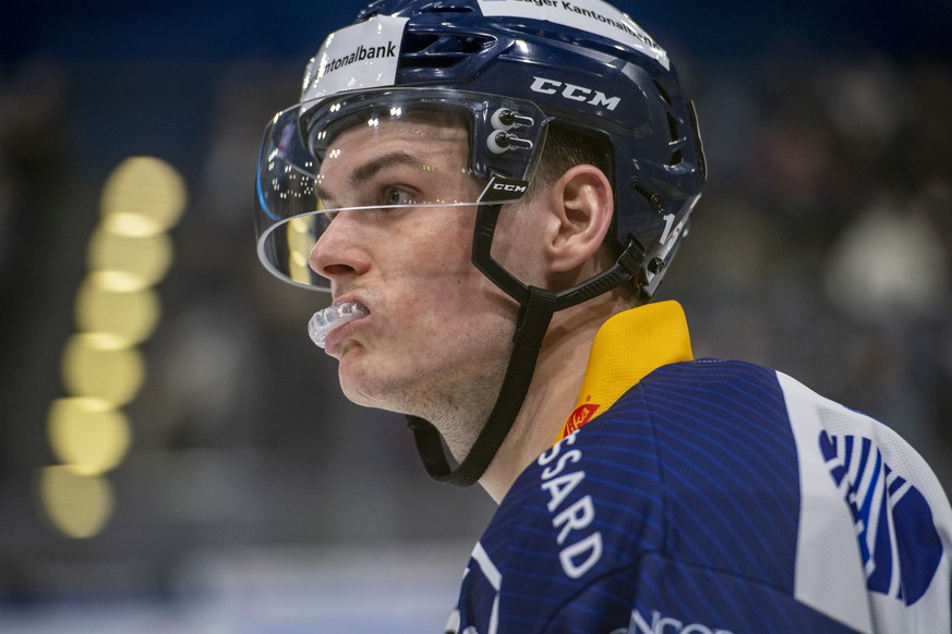 Gregory Hofmann von Zug beim Eishockey Qualifikationsspiel der National League zwischen dem EV Zug und dem HC Lugano am Dienstag, 25. Januar 2022 in Zug. (KEYSTONE/Urs Flueeler).