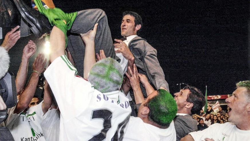 Trainer Marcel Koller wird von seinen Spielern nach dem Gewinn der Schweizer Fussballmeisterschaft gefeiert, aufgenommen am 7. Juni 2000 in St. Gallen nach dem Finalrundenspiel St. Gallen gegen die Gr ...