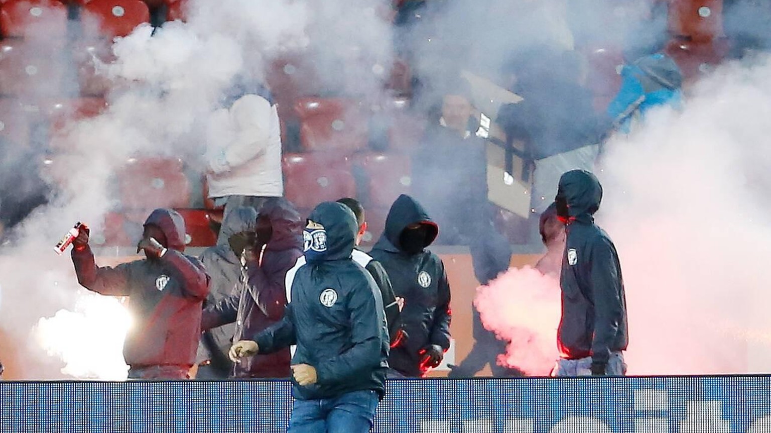 IMAGO / Geisser

Foto Manuel Geisser 23.10.2021 Zürich : Letzigrund Stadion Zürich Saison 2021/2022 Herren Fussball Super League Grasshopper Club Zürich - FC Zürich FCZ Fans greifen GC Fans an nach de ...