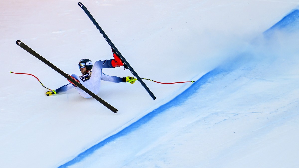 epa11073325 Aleksander Aamodt Kilde of Norway crashes during the Men's downhill race at the FIS Alpine Skiing World Cup in Wengen, Switzerland, 13 January 2024. EPA/PETER SCHNEIDER