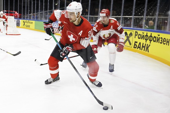 Switzerland&#039;s forward Nino Niederreiter, left, vies for the puck with Belarus&#039; defender Dmitri Korobov, right, during the IIHF 2018 World Championship preliminary round game between Switzerl ...