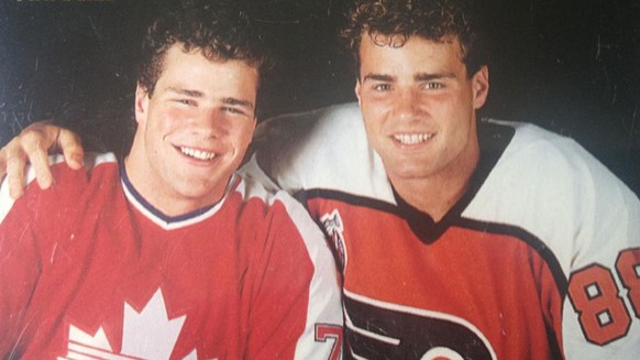 Eric Lindros (rechts) mit Bruder Brett, der es auf 51 NHL-Spiele für die New York Islanders brachte.