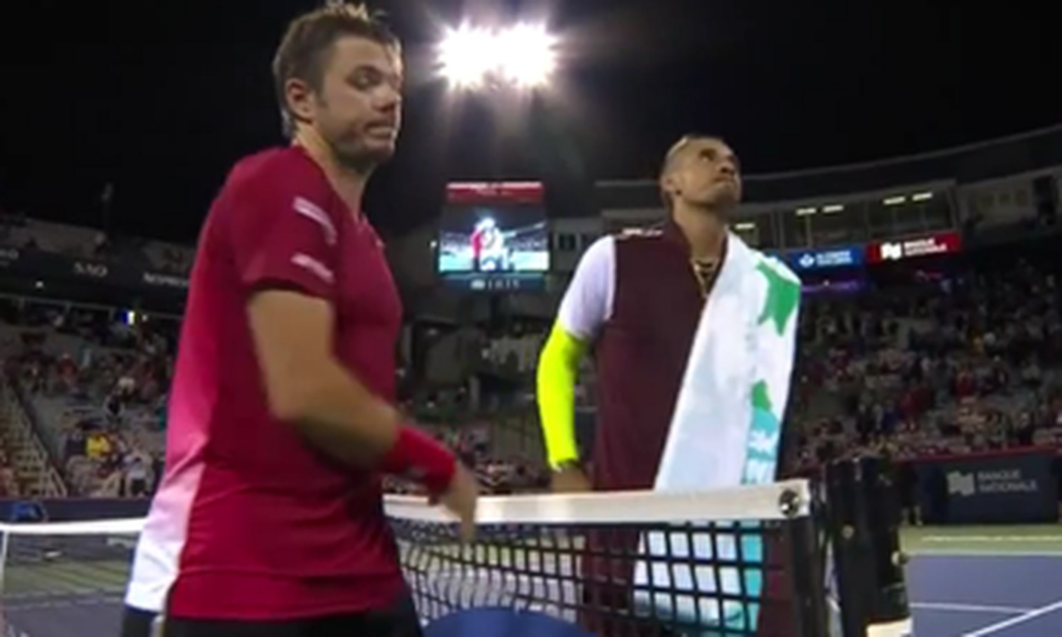 Wawrinka und Kyrgios treffen sich am Netz.