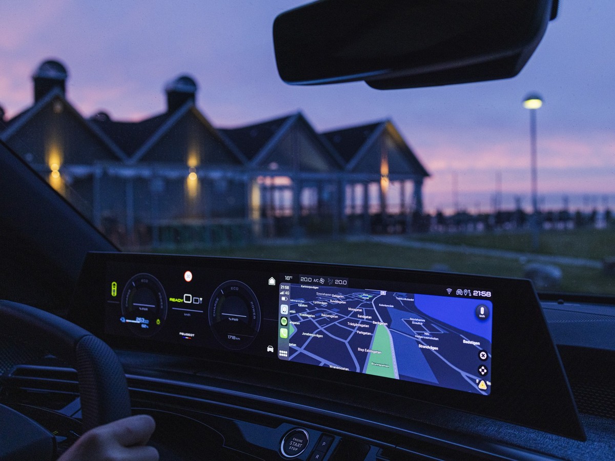 Peugeot E-5008 international road trip.