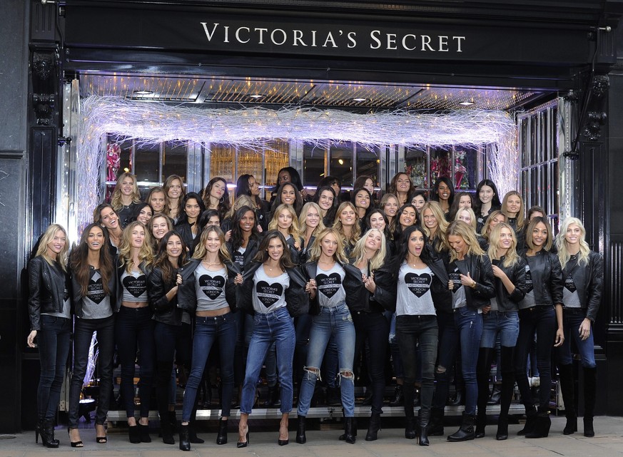 epaselect epa04510503 Models pose for photographers during a photocall ahead of the annual Victoria&#039;s Secret fashion show in London, Britain, 01 December 2014. The event will take place 02 Decemb ...