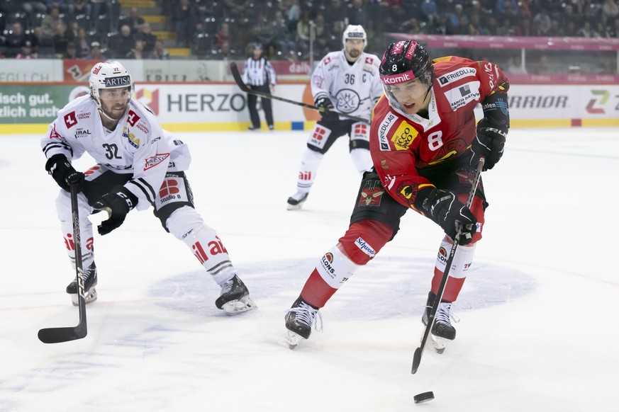 Luganos Bernd Wolf, links, und Berns Joshua Fahrni, rechts, kaempfen um den Puck, beim Eishockey Meisterschaftsspiel der National League zwischen dem SC Bern und dem HC Lugano, am Freitag, 7. Oktober  ...