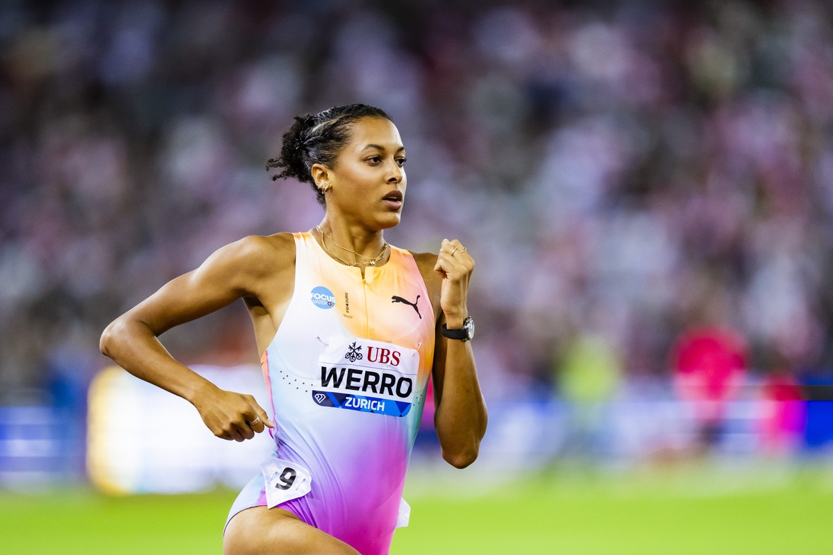 epa13195753 The winner Audrey Werro of Switzerland in action during the women's 800 meters at the World Athletics Diamond League Weltklasse Zurich athletics meeting at the Letzigrund stadium in Z ...