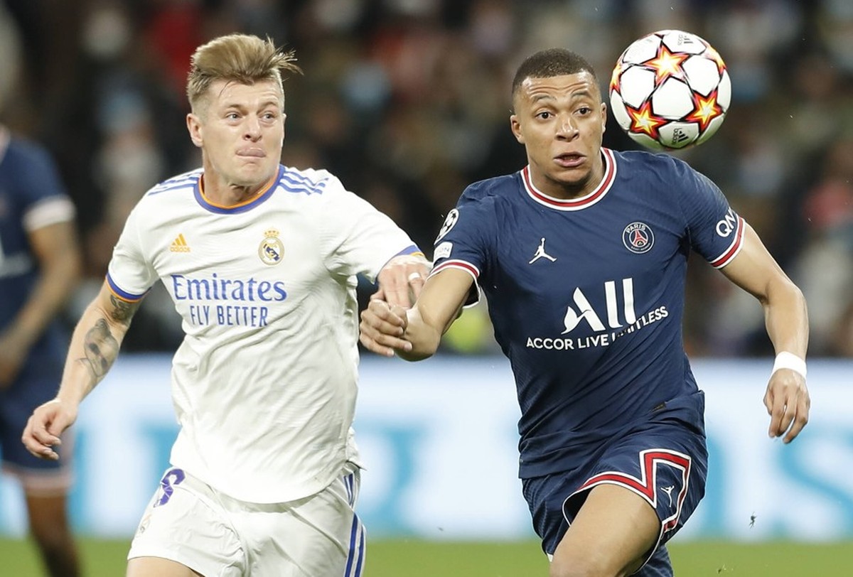 L-R Toni Kroos Real, Kylian Mbappe PSG, MARCH 9, 2022 - Football / Soccer : UEFA Champions League Round of 16 2nd leg match between Real Madrid CF 3-1 Paris Saint-Germain at the Estadio Santiago Berna ...