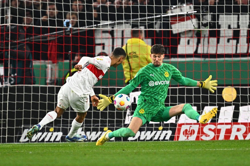 06.12.2023, Baden-W�rttemberg, Stuttgart: Fu�ball: DFB-Pokal, VfB Stuttgart - Borussia Dortmund, Achtelfinale, MHPArena. Stuttgarts Enzo Millot (l) bei einem Torschuss gegen Dortmunds Torwart Gregor K ...