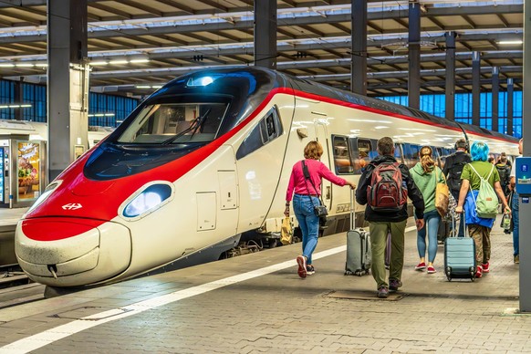 Schweizer EuroCity vor der Abfahrt nach Z�rich, Hauptbahnhof M�nchen, Oktober 2023 Deutschland, M�nchen, Oktober 2023, Schweizer EuroCity im Hauptbahnhof, EC der Schweizer Bahngesellschaft SBB vor der ...