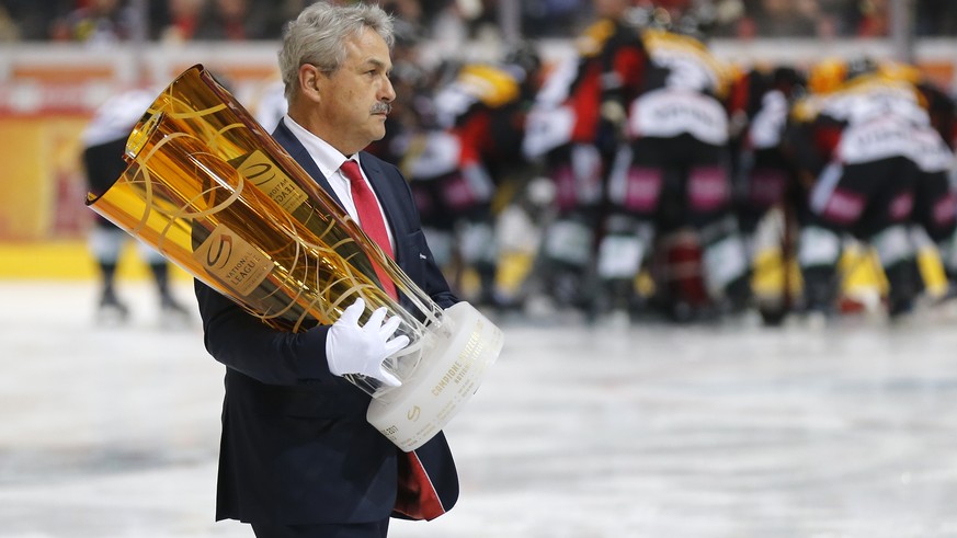 Willi Voegtlin, Chef Spielplan Swiss Ice Hockey, traegt den Meisterpokal vom Eis, vor dem ersten Eishockey Playoff-Finalspiel der National League A zwischen dem SC Bern und dem EV Zug, am Donnerstag,  ...