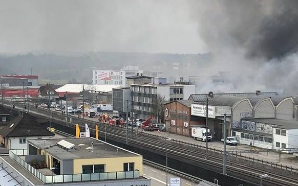 In der Nähe des Bahnhofs von Rothrist ist ein Brand ausgebrochen. Feuerwehr und Polizei sind im Einsatz.